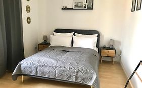 Purer Luxus mit 2 Schlafzimmern, Balkon und Privat-Parkplatz